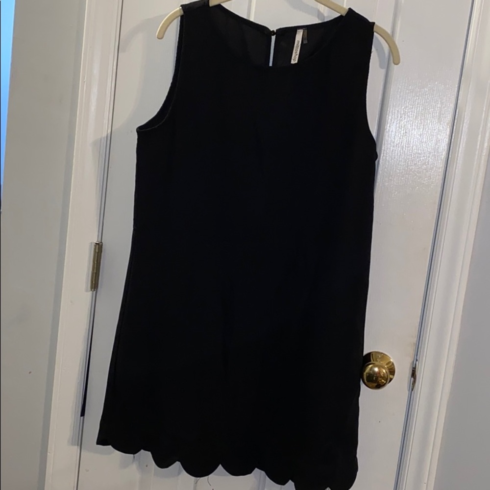 Mittoshop Black sleeveless scallop hem shift dress